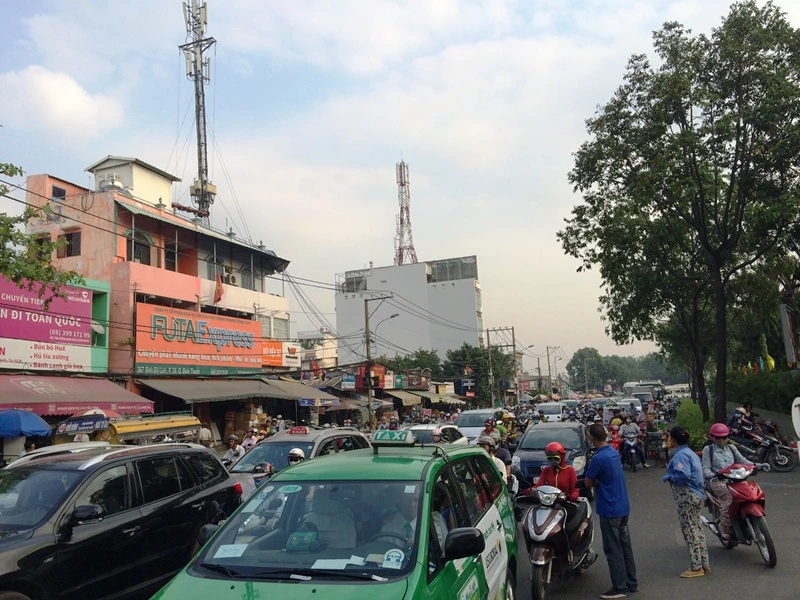 Người ở Sài Gòn tay xách nách mang về quê ăn Tết ảnh 14